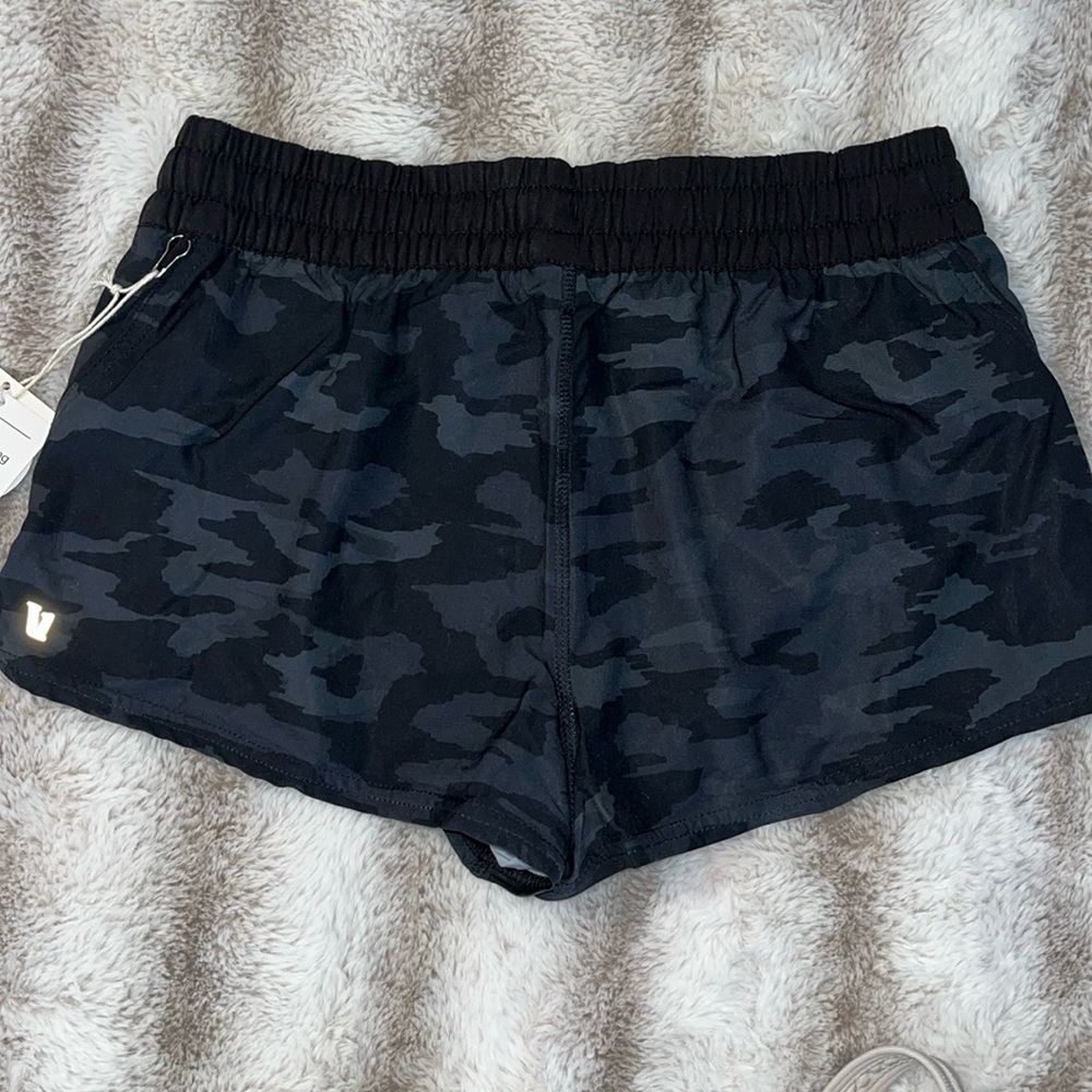 Vuori NWT Black Watercolor Camo Women's Shorts size Small - Picture 6 of 6